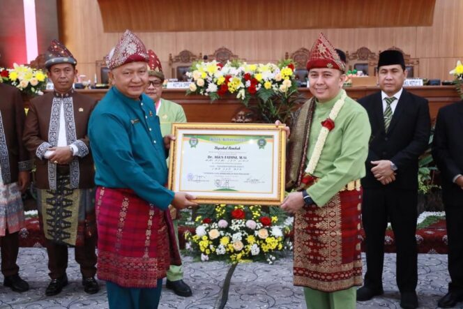 
					Pj Gubernur Sumsel Agus Fatoni Mendapat Gelar Adat Lubuk Linggau, Pangeran Batuah Seketi