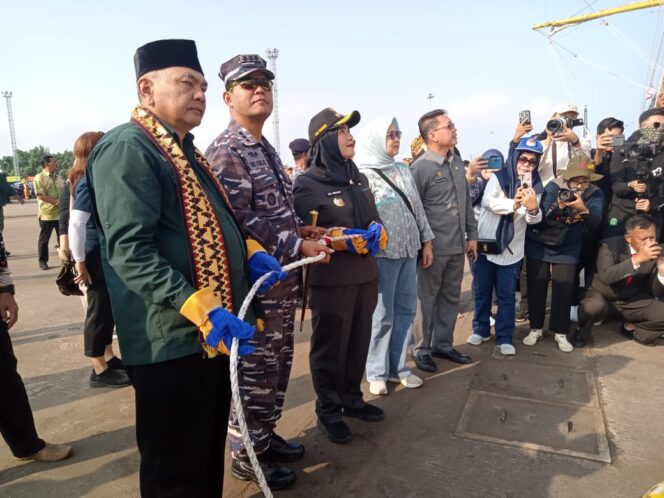 
					Walikota Eva Dwiana Hadiri Pelepasaan KRI Dewaruci dan Laskar Muhibah Jalur Rempah Bertolak dari Bandar Lampung