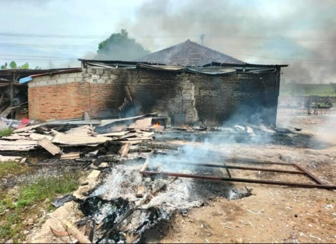 
					“Rumah Kepala Kampung Gunung Agung Dibakar Massa Pasca Penikaman”