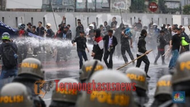 
					Ricuh Aksi Demo di DPR: Massa Protes Gaji dan Tunjangan Anggota DPR Capai Rp100 Juta