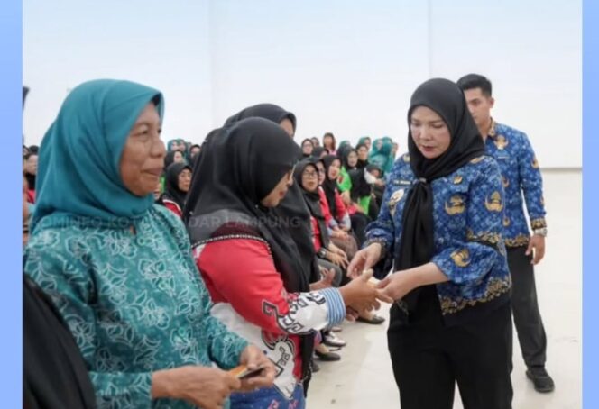 
					Wali Kota Bandar Lampung, Hj. Eva Dwiana Salurkan Insentif kepada Kader Posyandu dan Kesehatan di Gedung Siger Mandala Alam