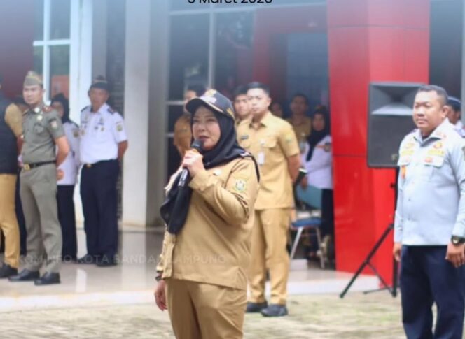 
					Wali Kota Bandar Lampung, Hj. Eva Dwiana Pimpin Apel Siaga Satgas Dinas Perhubungan, Tekankan Kedisiplinan dan Pelayanan Lalu Lintas di Kota Bandar Lampung