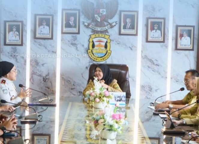 
					Wali Kota Bandar Lampung, Hj. Eva Dwiana Menandatangani MoU Pelayanan Keimigrasian Bersama Kanwil Imigrasi Lampung di Mal Pelayanan Publik
