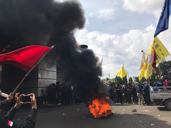 
					Kecewa Tuntutan Tak Direspons, Mahasiswa Bakar Ban di Depan DPRD Lampung