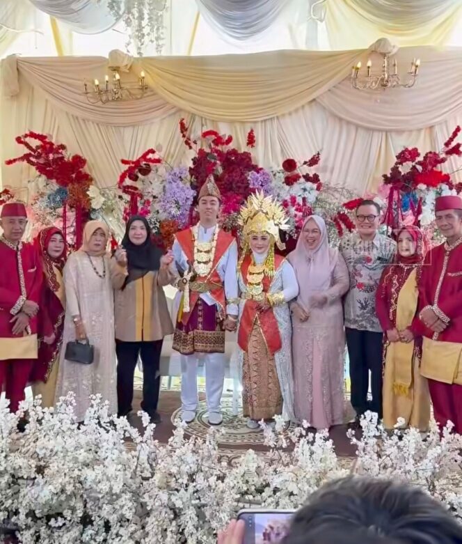 
					Hadir di Pernikahan Warga, Eva Dwiana Beri Wejangan dan Kado Mesin Cuci