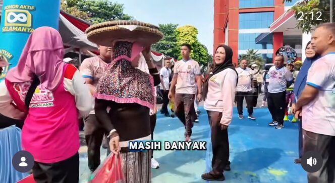 
					Eva Dwiana Borong Produk UMKM Saat Color Run, Wujud Dukungan untuk Usaha Lokal