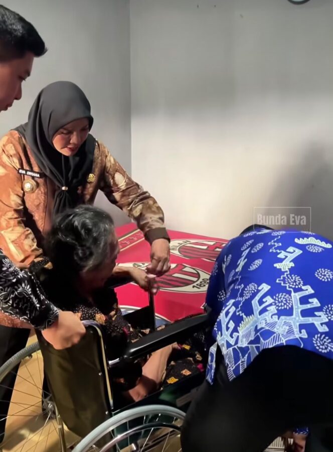 
					Blusukan ke Kedamaian, Eva Dwiana Pastikan Warga Lansia dan Sakit Dapat Perhatian Langsung