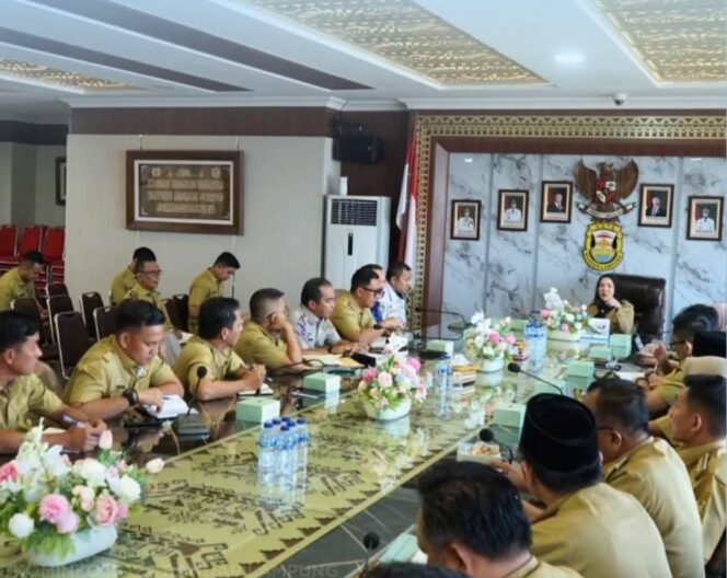 
					Wali Kota Bandar Lampung,Hj Eva Dwiana, Memimpin Rapat Persiapan HUT Kota Bandar Lampung dan Penguatan Kebersihan Lingkungan