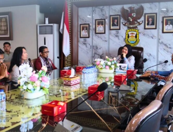 
					Bunda Eva, menerima audiensi jajaran Paduan Suara Grejawi (Pesparawi)