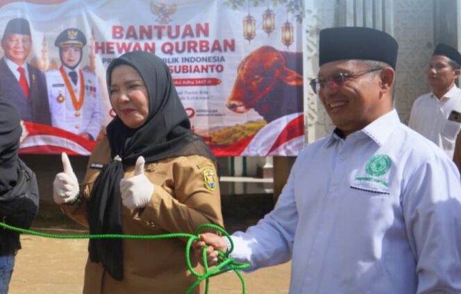 
					Wali Kota Hj. Eva Dwiana Menyerahkan Sapi Kurban Presiden RI Kepada Masyarakat Kota Bandar Lampung