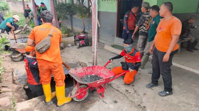 
					BPBD Kota Bandar Lampung melakukan Evakuasi Pembersihan Drainase di Labuan Ratu
