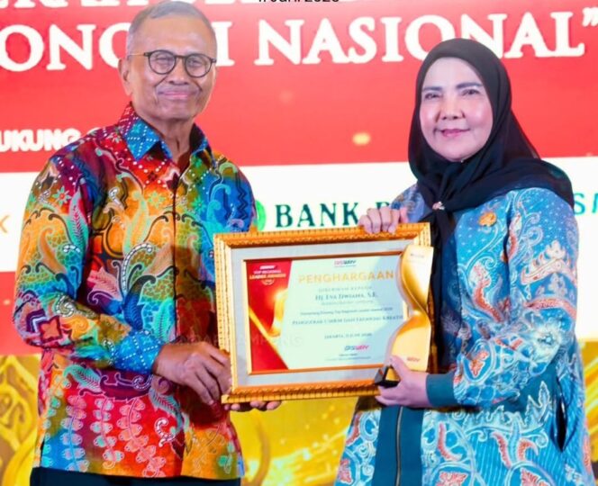 
					Bunda Eva Menerima Penghargaan Disway Top Regional Leader Awards 2026