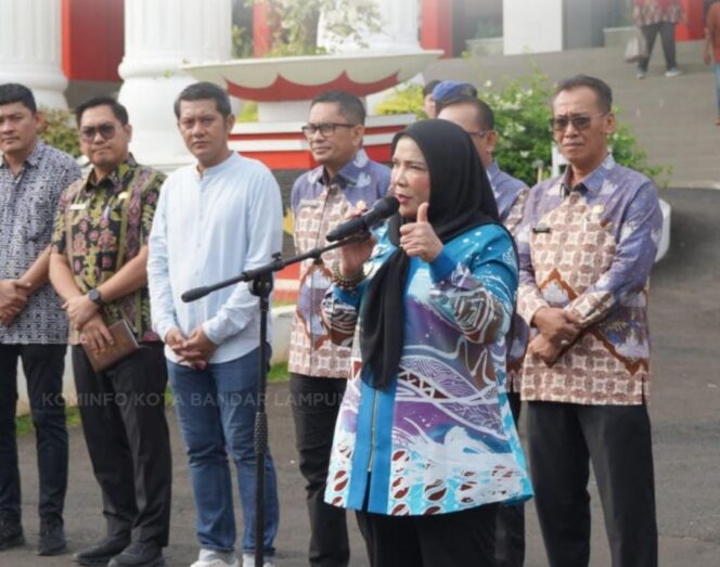 
					Wali Kota Bandar Lampung, Hj. Eva Dwiana Serahkan 31 Mobil Operasional untuk Puskesmas