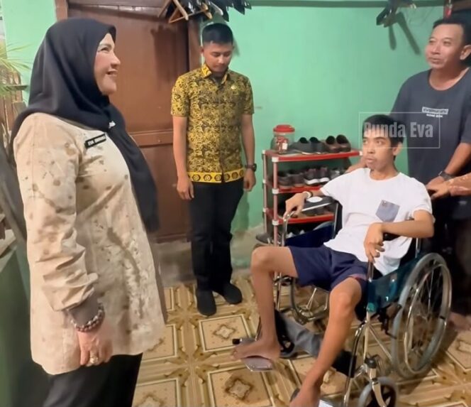 
					Bunda Eva Blusukan Peduli Lansia dan Penyandang Disabilitas, Bagikan Kursi Roda di Panjang