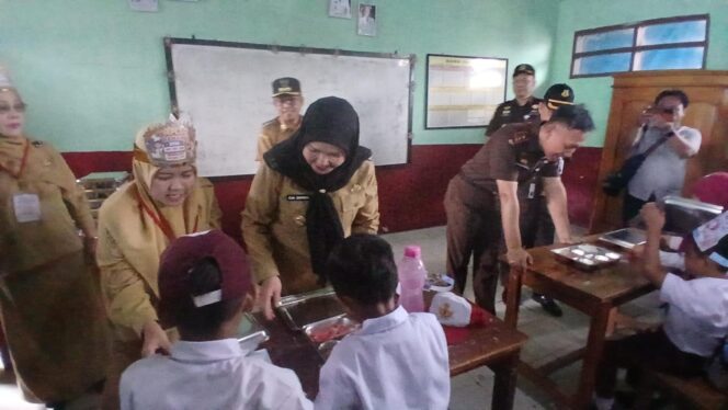
					Wali Kota Eva Dwiana dan Kajati Lampung Tinjau Pelaksanaan Program MBG di Bandar Lampung