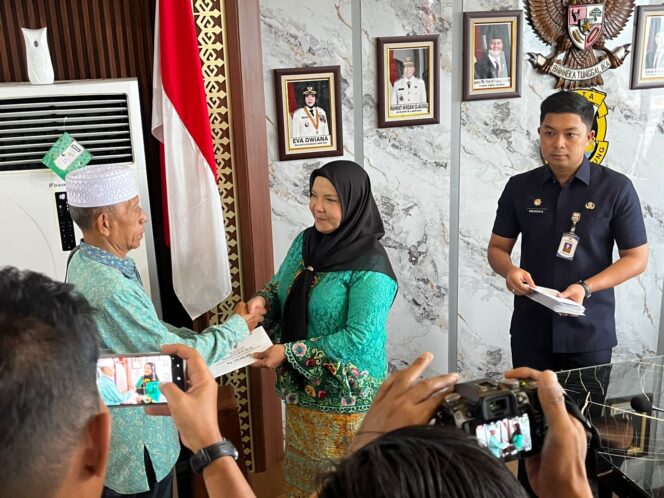 
					Bunda Eva Salurkan Bantuan untuk 20 Masjid 5 Ponpes di Bandar Lampung
