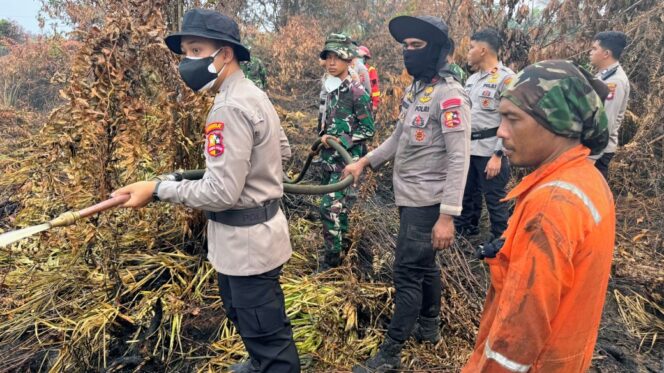 
					Tim Gabungan Kepolisian Sosialisasi Pencegahan Karhutla Door to Door di Kayong Utara