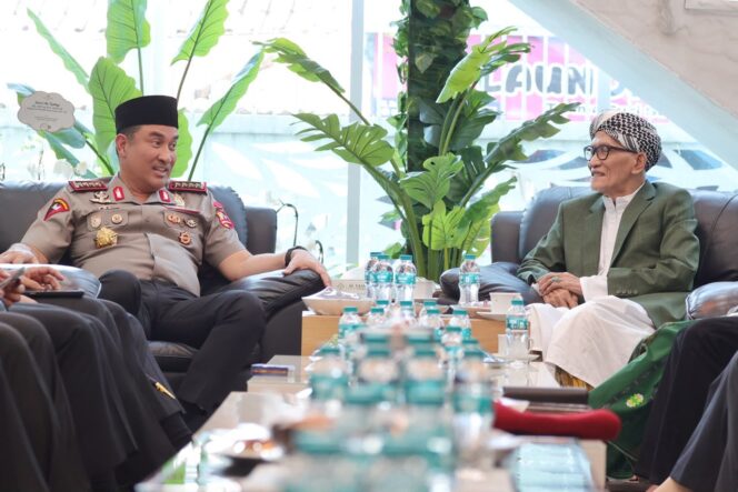 
					Kapolri Perkuat Sinergi dengan Ulama, Silaturahmi ke Rais Aam PBNU di Surabaya